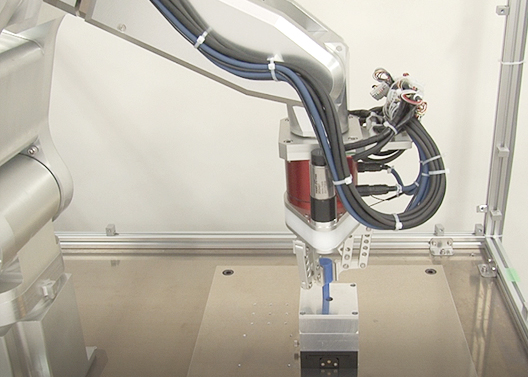 HDR力覚センサーを用いた組み立てロボット02
