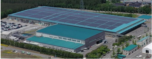 酒田工場の生産棟に設置された太陽光発電設備